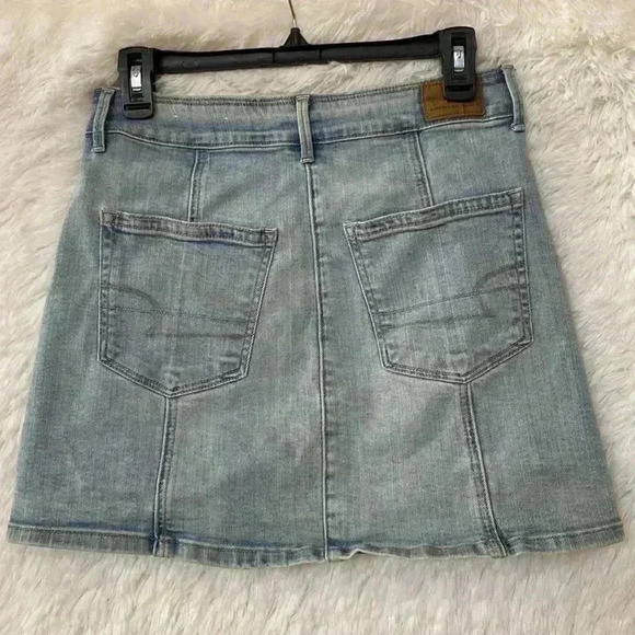 AMERICAN EAGLE Super Stretch Button Front Mini Denim Skirt in Size 6 - Picture 5 of 9